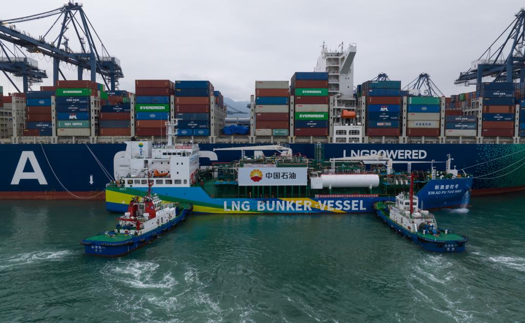 新華全媒+丨華南片區首單國際航行船舶LNG加注業(yè)務(wù)在深圳鹽田港完成