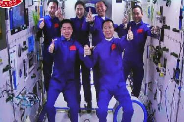 新華全媒+丨神舟十五號、神舟十四號乘組“太空會(huì )師”