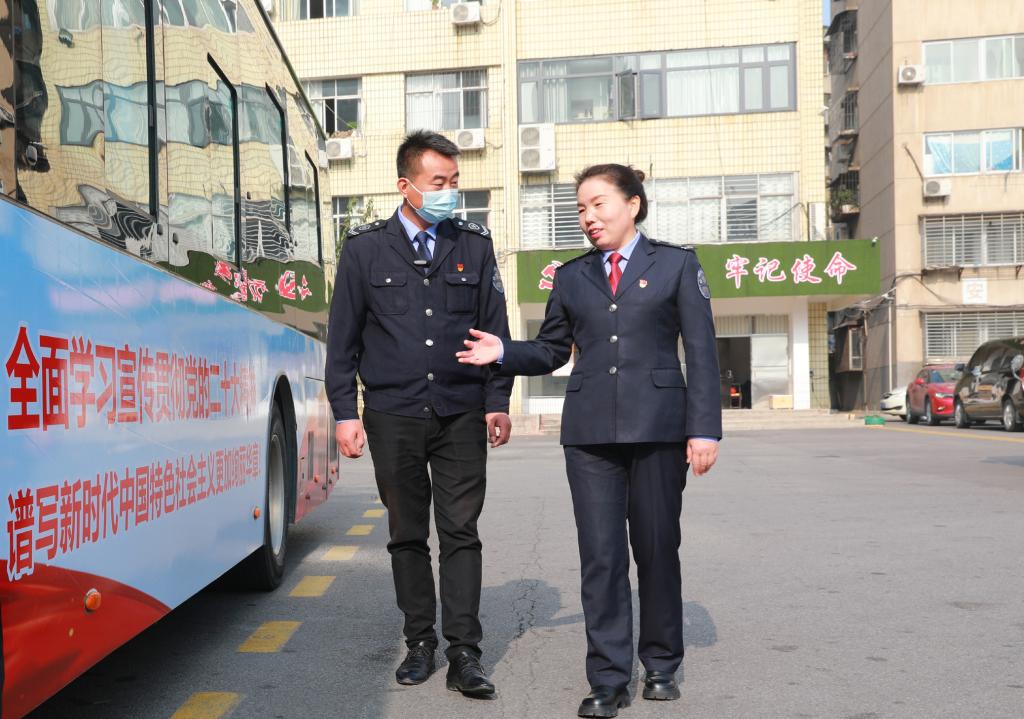 新時(shí)代新征程新偉業(yè)丨守住為乘客服務(wù)的初心 當好百姓的“專(zhuān)職司機”