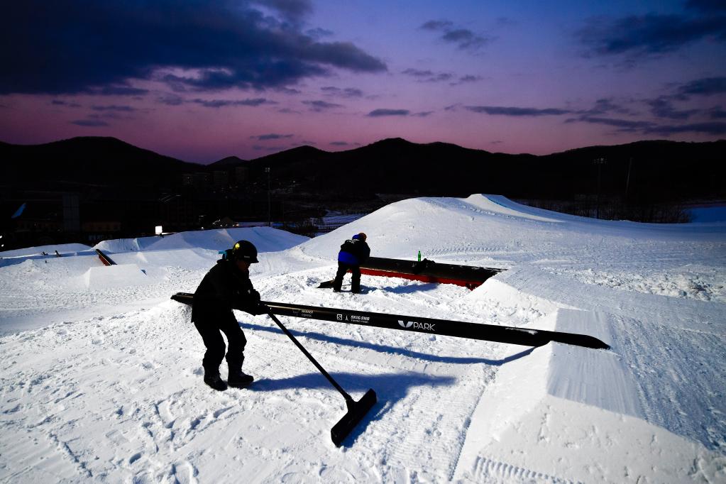 新華全媒+丨熱雪“燃”冬！這群人帶你“飛冰躍雪”