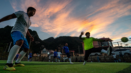 新華全媒+丨光腳踢球、竹子當球門(mén)……看看這些村民有多愛(ài)足球