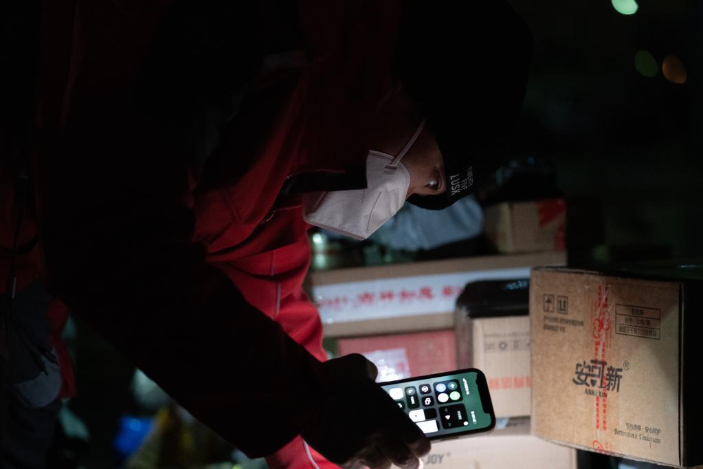 新華全媒+丨京外支援、夜間派送，疏通北京快遞堵點(diǎn)