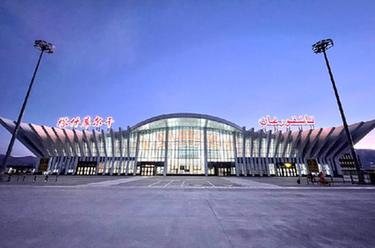 新華全媒+丨新疆塔什庫爾干機場(chǎng)正式通航 帕米爾高原喜迎“空中來(lái)客”