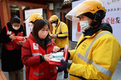 北京：送給外賣(mài)、快遞小哥的“防疫關(guān)愛(ài)包”