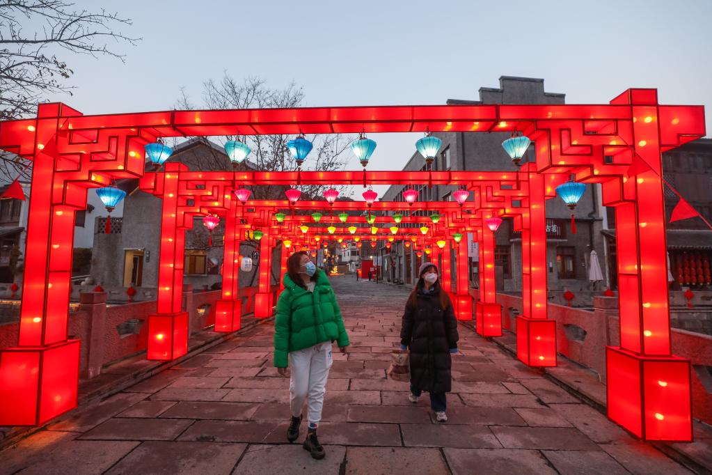 古鎮老街“大過(guò)兔年”彩燈迎新年