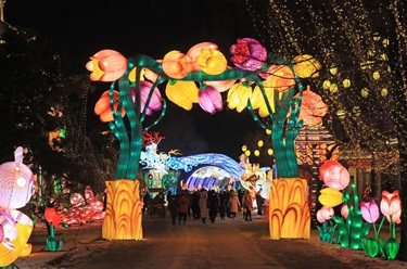 新華全媒+丨流光溢彩慶元旦 迎春燈會(huì )引客來(lái)