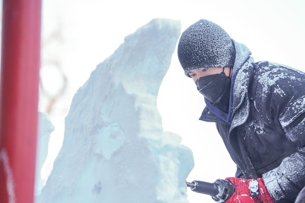 哈爾濱:冰雕高手“馴”冰秀技藝