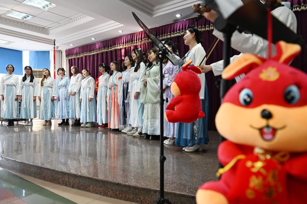 新華全媒+｜留學(xué)生 穿漢服——彩排節目迎春節