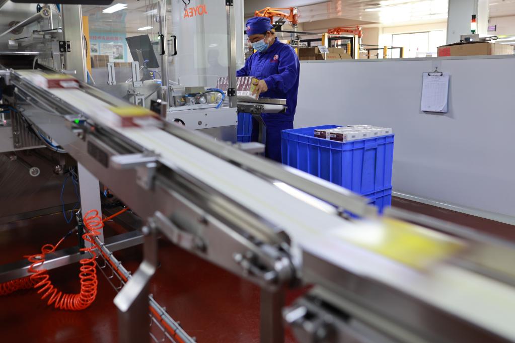 新華全媒+丨貴州安順:藥企開(kāi)足馬力生產(chǎn)保供應