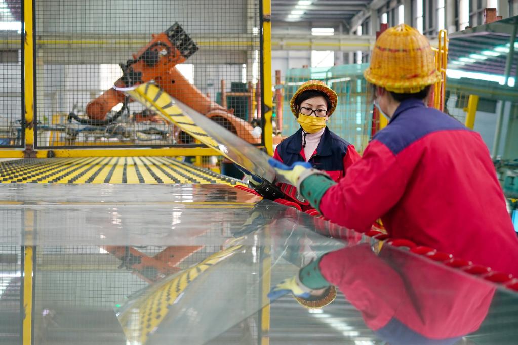 河北沙河:“中國玻璃城”加緊生產(chǎn)保供應