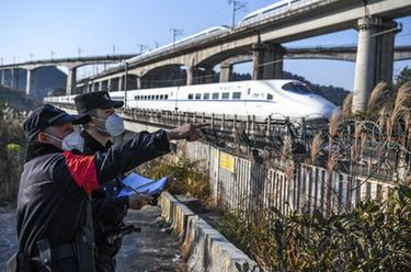 新華全媒+丨守護你，回家的路——鐵警師徒的“最后一個(gè)春運”與“第一個(gè)春運”