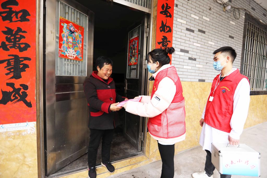 貴州赤水：“敲門(mén)”送服務(wù) 呵護老人健康