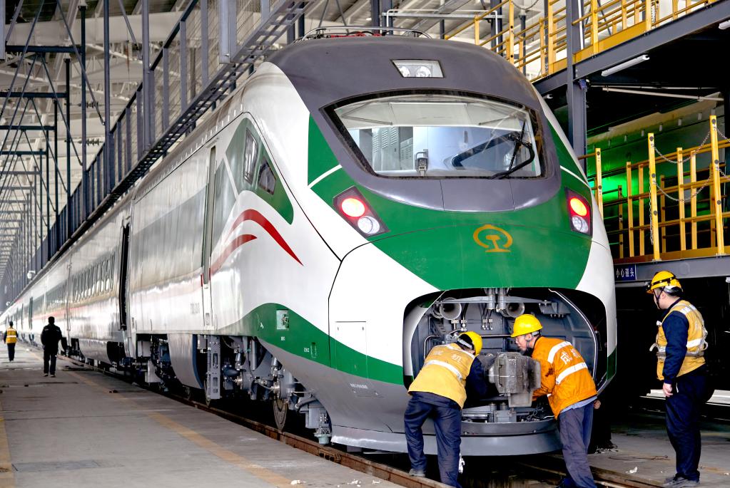 春運幕后繁忙的“機車(chē)工廠(chǎng)”