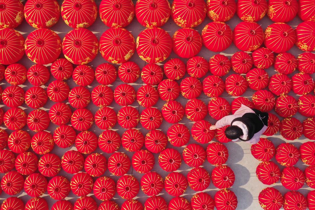 河南溫縣:趕制紅燈籠迎新春