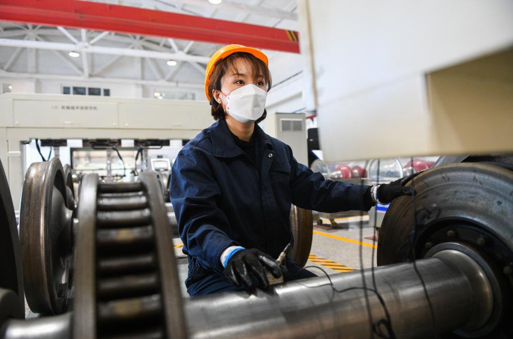 新春走基層丨為春運客車(chē)備好安全輪