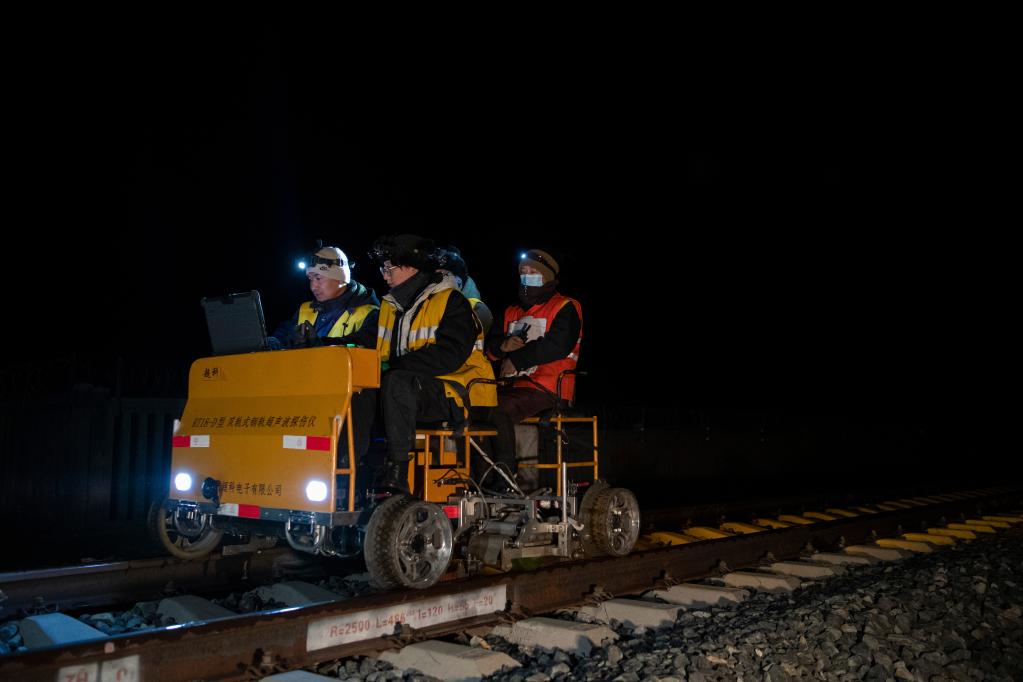 新華全媒+丨高原寒夜，鐵路“敞篷車(chē)”為“復興號”護航