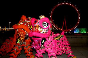 英國“倫敦眼”亮起中國紅