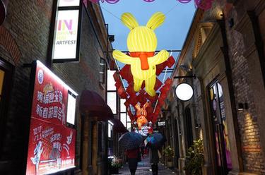 上海:“潮兔”彩燈點(diǎn)亮弄堂