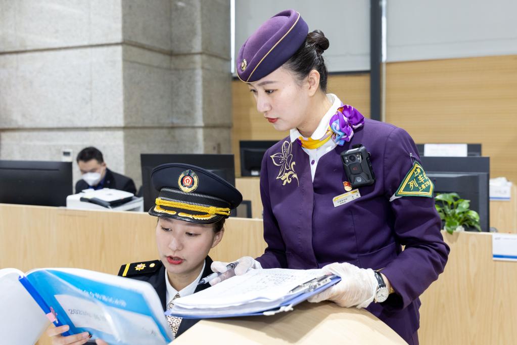 新華全媒+丨鐵路姐妹花，守護春運回家路