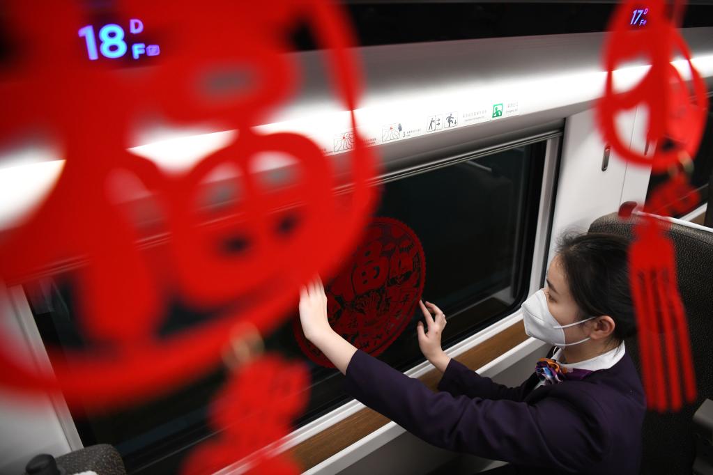 新春走基層丨奔向團圓的“夜間高鐵”:載著(zhù)溫暖與期盼