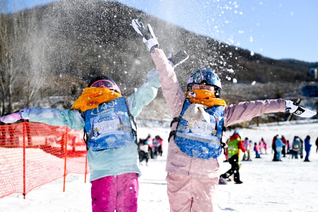 新華全媒+|孩子們的快樂(lè )“冰雪寒假”