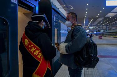 新華全媒+·新春走基層丨坐上自己曾駕駛的火車(chē)，他沿著(zhù)青藏線(xiàn)回家過(guò)年