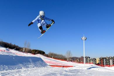 新華全媒+丨飛翔吧，滑雪少年