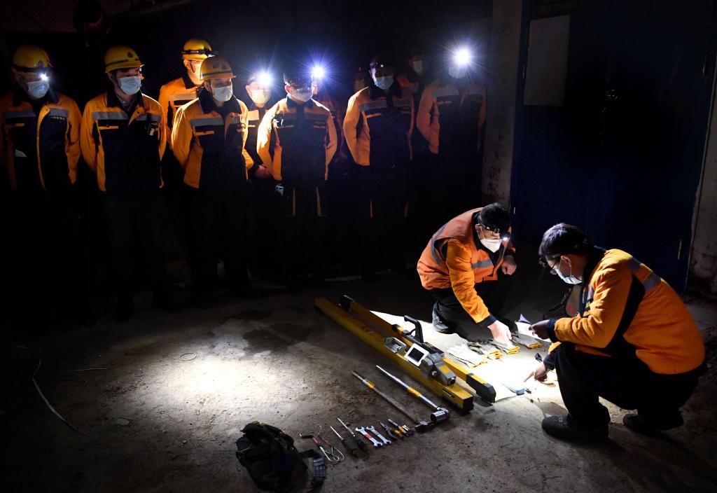 新華全媒+丨寒夜里，他們在地下30米隧道守護回家路