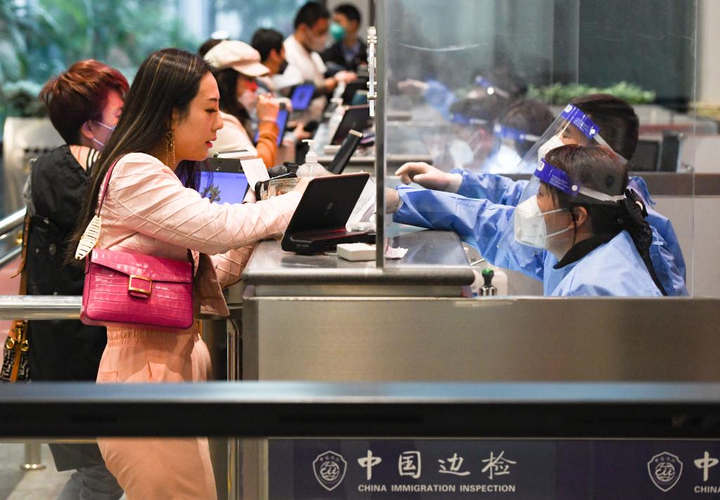 ?？冢憾啻氩⑴e保障旅客高效通關(guān)