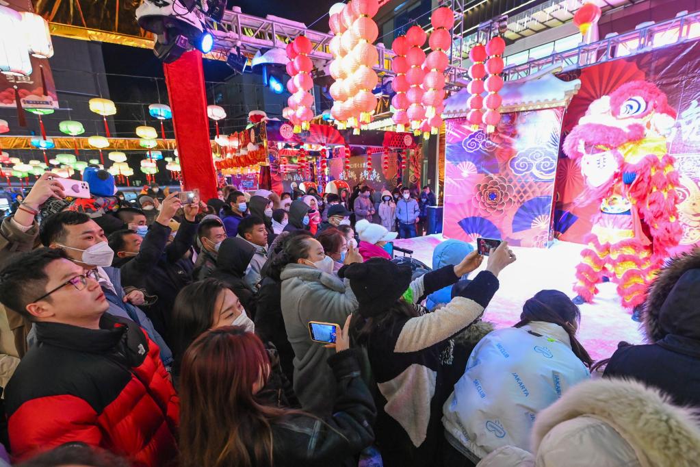 新華全媒+丨鏡頭里的中國年——精彩廟會(huì ) 煙火大集