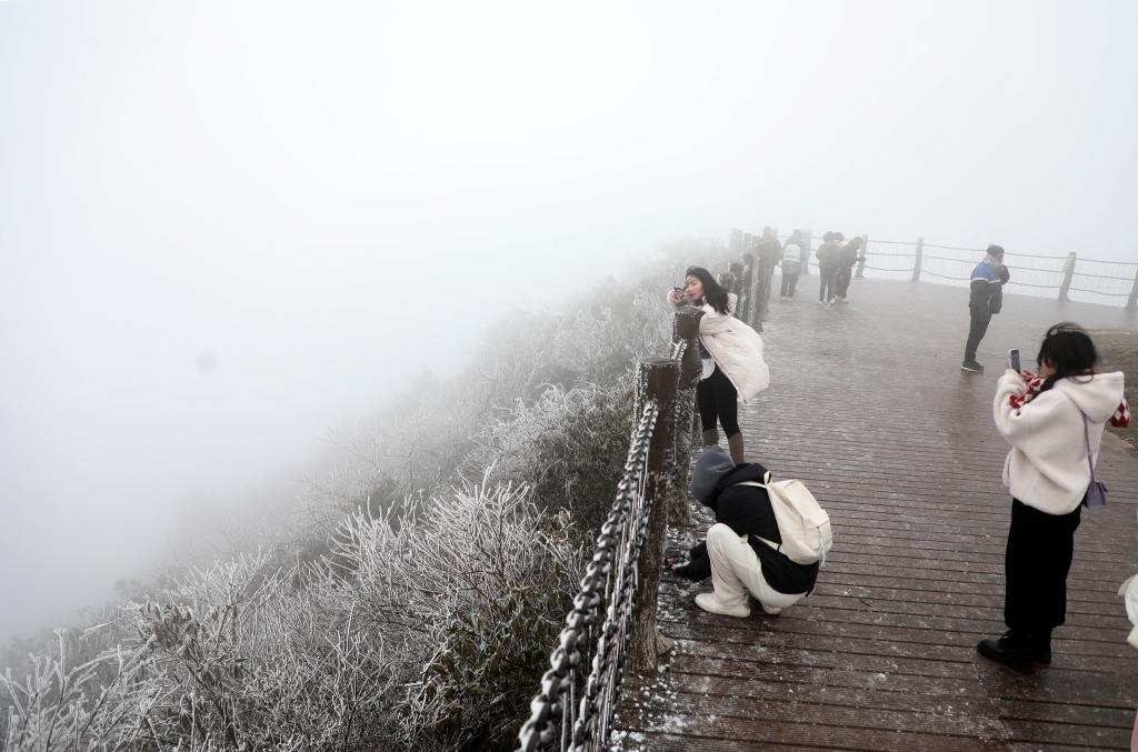 湖南資興:霧凇美景引客來(lái)