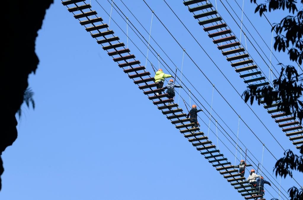 湖北宣恩:“戶(hù)外探險”過(guò)大年