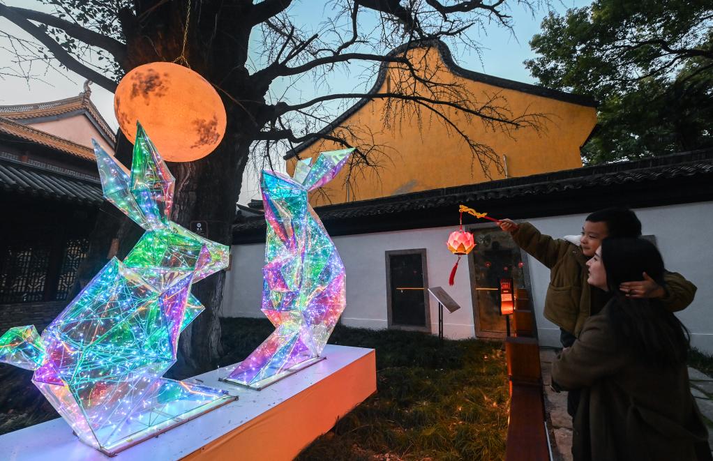 新華全媒+|江南古鎮百年元宵民俗“鰲山燈會(huì )”亮燈