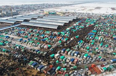 新華全媒+丨新疆:“牛羊市場(chǎng)”交易火爆