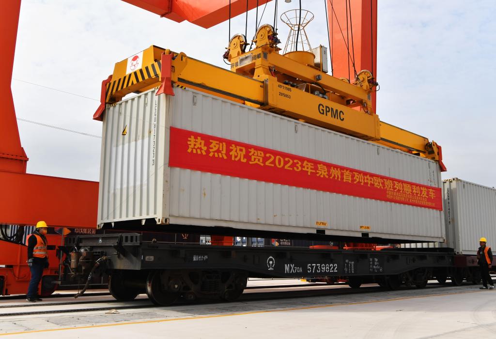 新華全媒+丨興泉鐵路開(kāi)行首趟泉州中歐班列