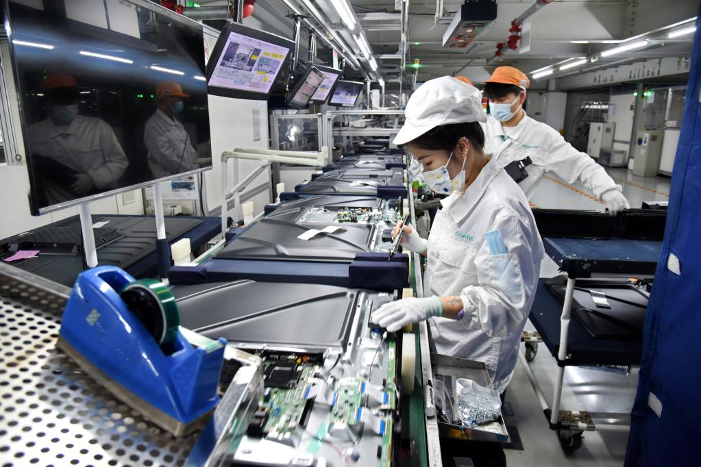 強信心·開(kāi)新局丨海信電視:滿(mǎn)負荷生產(chǎn) 趕全球訂單