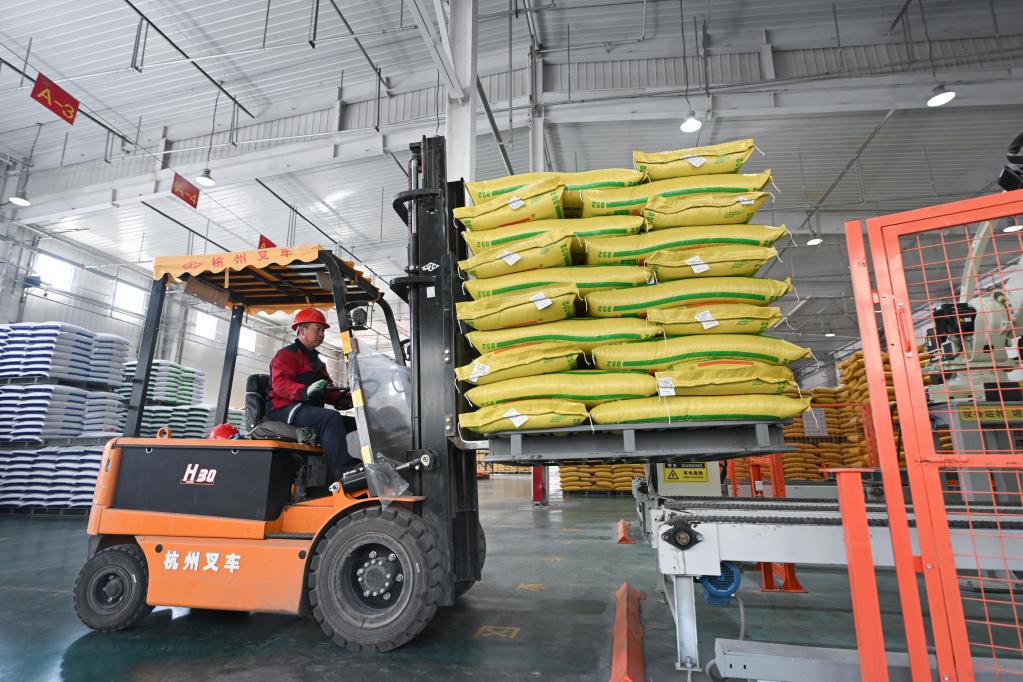 青海海東:飼料需求旺 企業(yè)生產(chǎn)忙