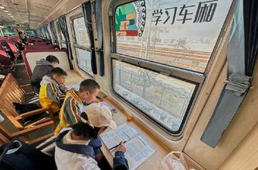 新華全媒+丨大涼山慢火車(chē)“換裝”升級迎接開(kāi)學(xué)季