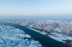 碧水中流長(cháng)峽美