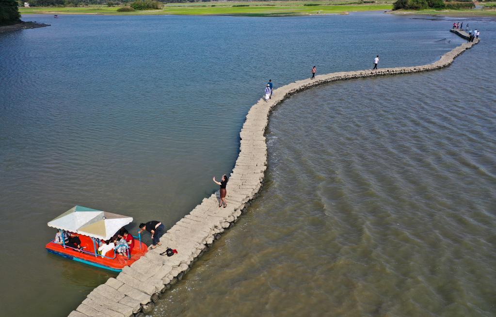 ?？诎倌?ldquo;蛇橋”浮春水