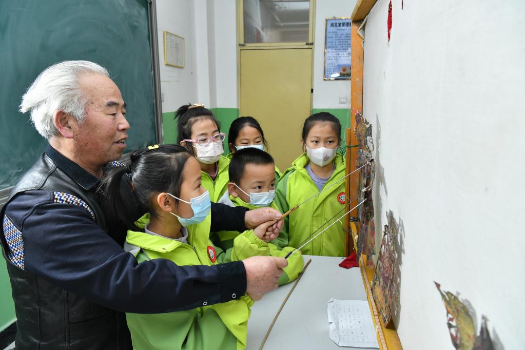 河北獻縣:“非遺”皮影潤童心