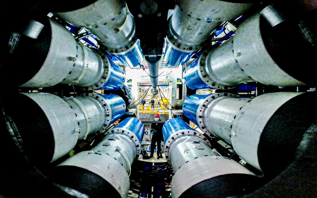 新華全媒＋·強信心·開(kāi)新局丨訂單滿(mǎn)，生產(chǎn)忙，北方重工跑出裝備建造“加速度”