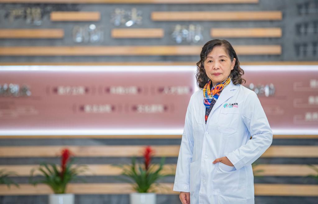 新華全媒+·代表風(fēng)采錄丨李秋：做兒童健康成長(cháng)的守護者