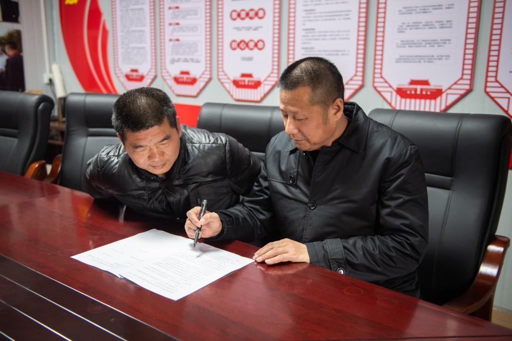 “保姆式”服務(wù)、智能化工廠(chǎng)、連片化土地——水稻大省湖南春耕一線(xiàn)觀(guān)察