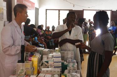 中國援多哥醫療隊開(kāi)展義診活動(dòng)