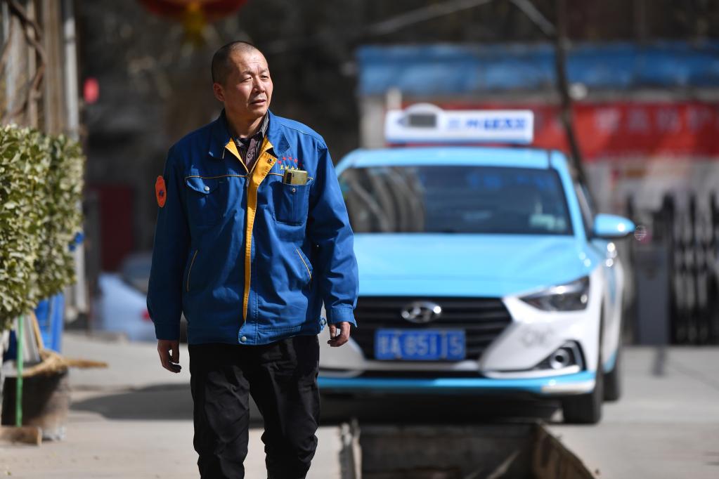 新華全媒+丨“雷鋒的哥”守護車(chē)輪上的溫暖