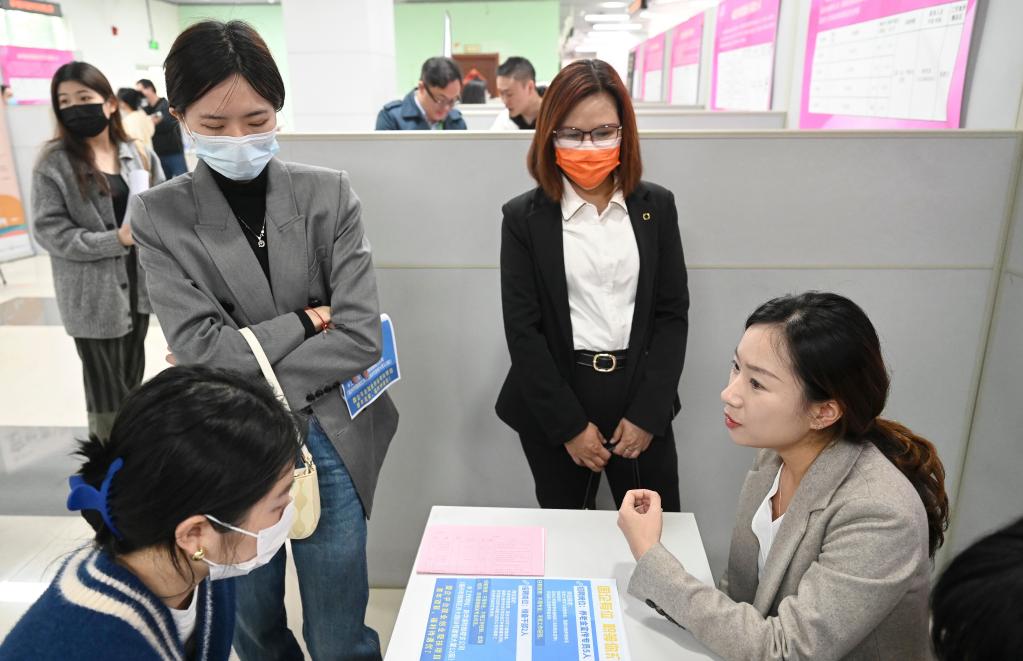 福州舉行“好年華 聚福州”女性就業(yè)創(chuàng )業(yè)專(zhuān)場(chǎng)招聘會(huì )