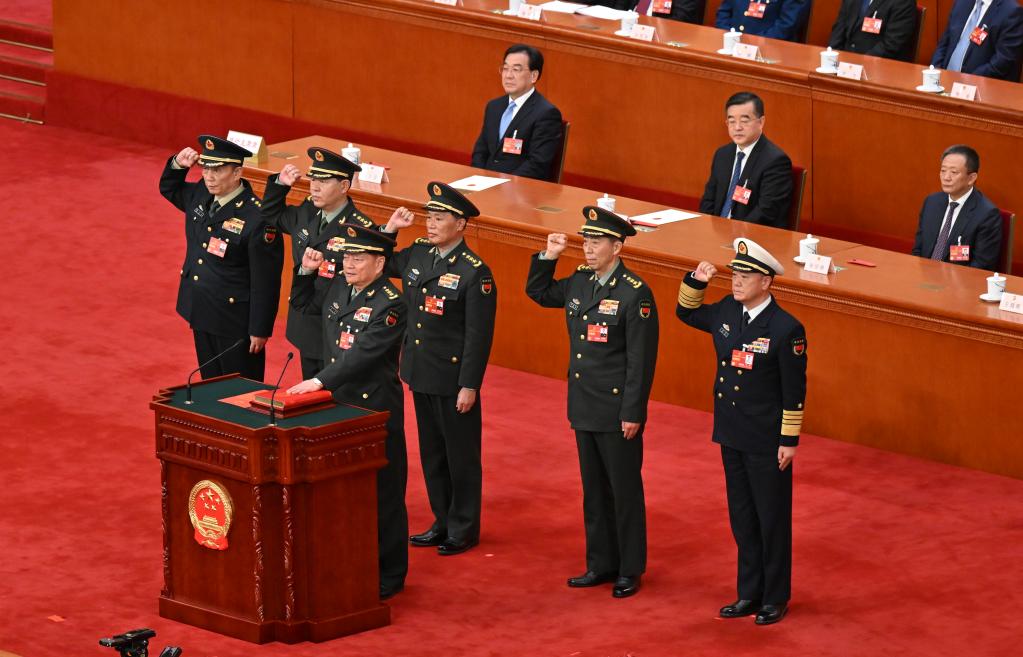 中央軍事委員會(huì )副主席、委員進(jìn)行憲法宣誓