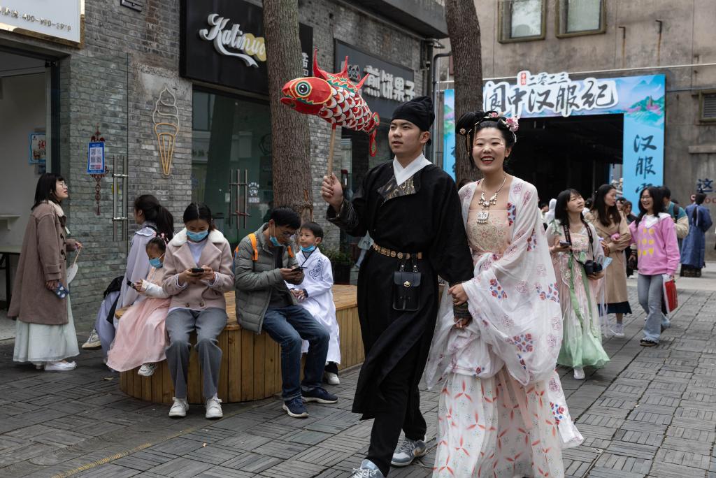 漢服愛(ài)好者聚閬中古城 “以服會(huì )友”