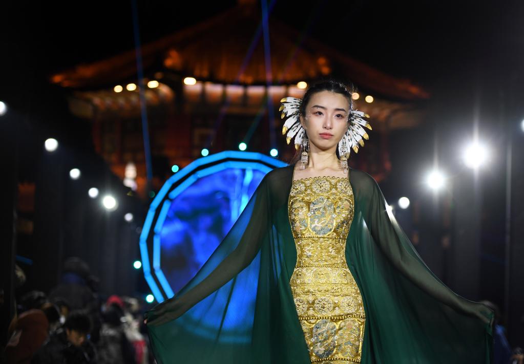 青島:回瀾閣前展華服